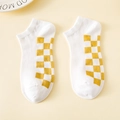 Chaussettes courtes blanches en coton à damier jaune sur un fond crème doux - Style Damier Blanc (W317)