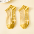 Chaussettes basses en coton jaune vif pour femmes avec motif quadrillé blanc et texture côtelée - Style Grille Gingembre (W317)