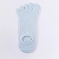 Hellblaue Zehensocken in flacher Form aus schlichtem, einfarbigem Strickgewebe - Blau