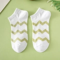 Calze corte bianche con motivi a zig-zag verdi in fresco stile minimalista giapponese - Texture a Onde