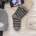 Graue gestreifte Nerzsamtsocken im Set mit passender Strickmütze und Handschuhen - Grau