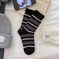 Schwarze gestreifte Nerzsamt-Socken mit Plüschbesatz und dekorativem Egg-Knopf - Schwarz