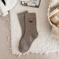 Dunkelbraune Kaschmirsocken mit niedlicher Hundestickerei und Vintage-Punktmuster - Hellkaffee