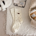 Wollweiße Kaschmir-Socken mit schwarzen Punkten und süßer Hunde-Stickerei für Damen - Creme
