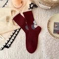 Calze spesse in lana bordeaux con orsetto bianco e polsino a contrasto arrotolato - Stile Cane con Bordo Arrotolato (YJ25081)