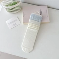 Minimalistische Japanse halflange witte katoenen sokken met lichtgrijze gestreepte boorden - Kleurblok Geribbelde Stijl