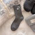 Dunkelgraue Wollsocken mit weißen Schleifen und herzförmigen Knöpfen für Damen - Grau 1 Paar