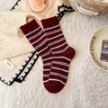 Calze di lana bordeaux con strisce bianche morbide in un accogliente set invernale - Stile con Design a Righe (YJ25081)