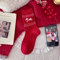 Calcetines festivos de lana roja con patrones blancos de punto y un lazo decorativo - Lazo Perro (GS5069)