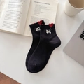 Schwarze Baumwollsocken mit weißer Cartoon-Katze und rotem Herz-Stickereimuster - Rotes Herz (Ein Paar)