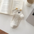Beige gerippte Socken mit süßer schwarzer Katze und gelbem Herzballon-Stickerei - Gelbes Herz (Ein Paar)