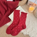 Rote Socken mit weißen Punkten und Rüschenbündchen für winterliche Wärme - Einheitsgröße / Punkt Spitze (YS6718)