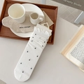 Weiße Polka-Dot-Socken mit gerippter Textur und schwarzen Punkten in gemütlicher Szene - Einheitsgröße / Weiß