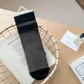 Calcetines de malla negros transparentes con rayas verticales en una cesta decorativa - Talla única / Negro