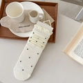 Beigefarbene Socken mit schwarzen Punkten, zarten Rüschenkanten und gerippter Textur - Einheitsgröße / Creme