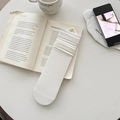 Chaussettes blanches style ballet avec motif losanges sur un livre vintage - Taille unique / Style à Bord Côtelé Plat