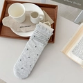 Hellgraue gepunktete Netzsocken mit elegantem Rüschenrand und minimalistischem Design - Einheitsgröße / Hellgrau
