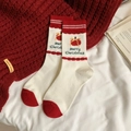Weiße Weihnachts-Baumwollsocken mit roten Apfelmustern und Merry Christmas-Schriftzug - Apfel/Geschenkbox / Weiß