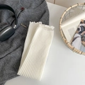 Weiße gerippte Strick-Beinstulpen mit Rüschensaum für herbstliche Freizeitoutfits - Einheitsgröße / Weiß
