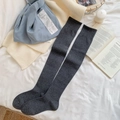 Dicke dunkelgraue Overknee-Socken mit Rippstrick-Textur in gemütlicher Wohnatmosphäre - Einheitsgröße / Dunkelgrau