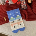 Chaussettes de Noël bleues avec motif bonhomme de neige sur fond tricoté rouge festif - Flocon de neige