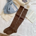 Dunkelbraune Overknee-Strickstrümpfe mit dicker Rippstruktur für den Winter zu Hause - Einheitsgröße / Kaffeebraun