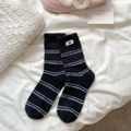 Warme Winter-Streifensocken für Damen aus Nerzsamt in Schwarz-Grau mit niedlichem Katzenlabel - Einheitsgröße / Schwarz