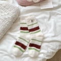 Winter-Socken aus Nerzsamt mit Streifenmuster in Cremeweiß, Grün und Dunkelrot - Einheitsgröße / Weiß