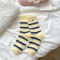Dicke gelb-blau gestreifte Korallenvlies-Socken mit Katzen-Patch für den Winter - Einheitsgröße / Gelb