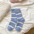 Blau-weiß gestreifte Nerzsamt-Socken für Damen mit süßem WOW-Etikett und Streifen - Einheitsgröße / Blau