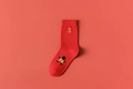 Rote Baumwollsocken mit goldener Glücksstickerei und traditionellen Motiven - Reichtum