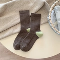 Calze retrò in lana marrone scuro con tallone verde chiaro e trama a costine - Caffè (Tallone con Toppa Verde Chiaro)