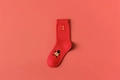 Rote Baumwollsocken mit goldener Stickerei und glücklichen Cartoon-Grafiken für Neujahr - Glückverheißend