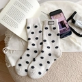 Warme cremefarbene Wintersocken mit schwarzen Punkten und nice-Label Detail - Einheitsgröße / Weiß