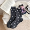Warme dunkelgraue mittellange Thermosocken mit grauen Punkten und Nice-Etikett - Einheitsgröße / Dunkelgrau