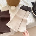 Gestreepte gebreide beenwarmers in donkerbruin en beige met geribbelde textuur - Eén maat / Khaki
