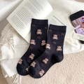 Damen-Socken in Schwarz mit süßen braunen Bärenmustern auf weichem Strickhintergrund - Einheitsgröße / Schwarz