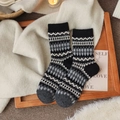 Dicke Fair-Isle-Wollsocken mit grau-schwarzem geometrischem Muster für den Winter - Schwarz
