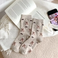 Haferbeige mittellange Socken mit braunem Bären- und Schleifenmuster aus Strick - Einheitsgröße / Khaki