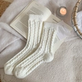 Cremeweiße Socken mit Zopfmuster und bunten Punkten in gemütlicher Atmosphäre - Einheitsgröße / Weiß