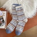 Calze in lana a righe blu, bianche e marroni con etichetta tessuta in stile vintage - Taglia unica / Bianco
