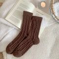 Warme braune Zopfstrick-Socken aus dickem Samt auf weichem weißem Fleece-Hintergrund - Einheitsgröße / Kaffeebraun