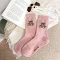 Chaussettes mi-mollet en laine rose avec broderie d'ours mignon et texture tricotée - Ours 3D / Rose
