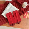 Rote Socken zum Jahr des Pferdes mit gestricktem chinesischem Glückssymbol als 3D-Muster - Einheitsgröße / Großes Glück