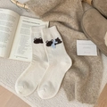 Cremeweiße Wollsocken mit brauner Bärenstickerei und einer hübschen hellblauen Schleife - Einheitsgröße / Weiß