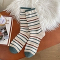 Calze a righe in misto lana verde e marrone con una piccola etichetta tessuta ispiratrice - Taglia unica / Tè al latte