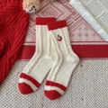 Calze natalizie spesse in maglia rossa e crema con simpatici ricami decorativi - Ricamo Bianco