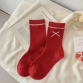 Calze rosse in maglia con toppa a croce bianca e texture a costine sottili - Striscia Bianca (Patch a Croce)