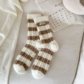 Calze termiche a righe beige e marroni in pile corallo con etichetta Happiness morbida - Taglia unica / Righe Larghe con Etichetta