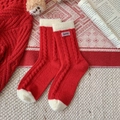 Calze natalizie spesse in lana rossa con maglia a trecce e dettagli color crema per donna - Etichetta in tessuto rosso